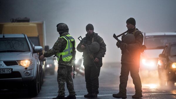 Военные и полицейские на контрольно-пропускном пункте в Бердянске