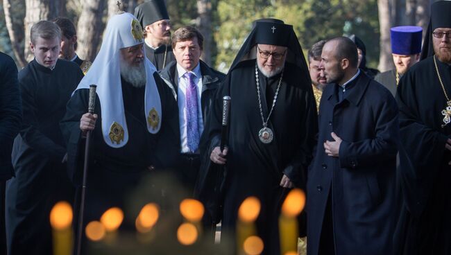 Патриарх Московский и всея Руси Кирилл и глава архиепископии русских православных церквей в Западной Европе, архиепископ Хариупольский Иоанн в Париже. Архивное фото