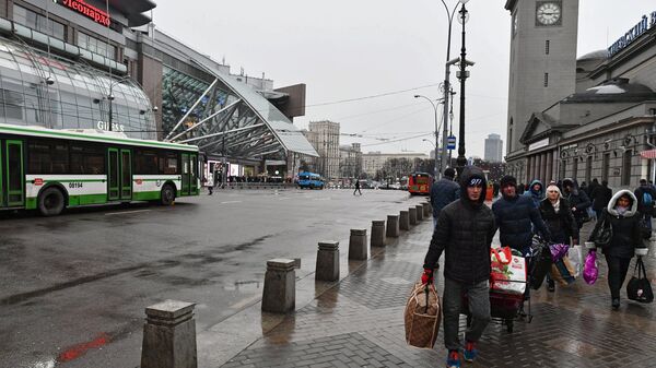 Прохожие у Киевского вокзала в Москве