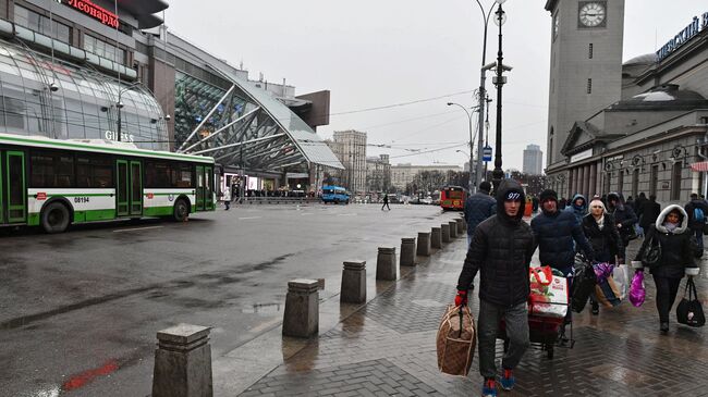 Прохожие у Киевского вокзала в Москве. Архивное фото