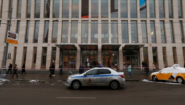 Автомобиль полиции у торгового центра Цветной в Москве. 28 ноября 2018