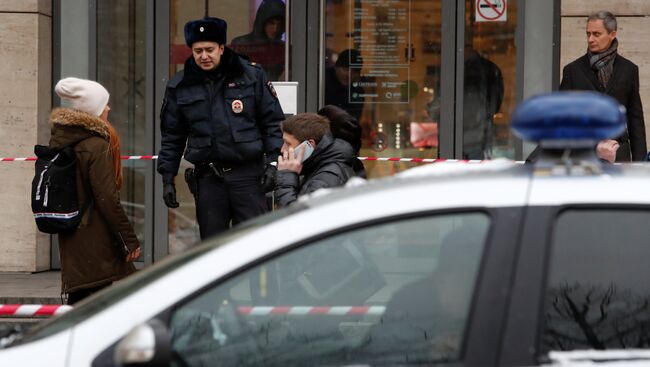 Полицейский у торгового центра Цветной в Москве. Архивное фото