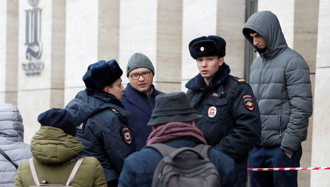 Полицейский у торгового центра Цветной в Москве