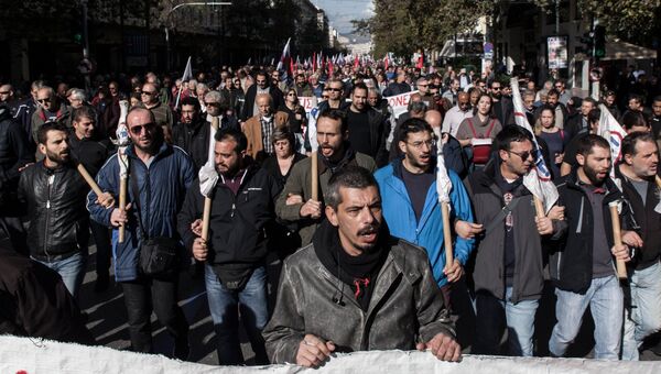 Участники митинга во время 24-часовой забастовки работников частного сектора на одной из улиц в Афинах. 28 ноября 2018