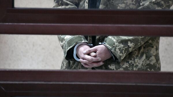 Наручники на руках одного из задержанных моряков в суде Симферополя. 28 ноября 2018