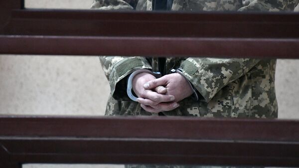 Наручники на руках одного из задержанных моряков в суде Симферополя. 28 ноября 2018 Наручники на руках одного из задержанных моряков в суде Симферополя. 28 ноября 2018