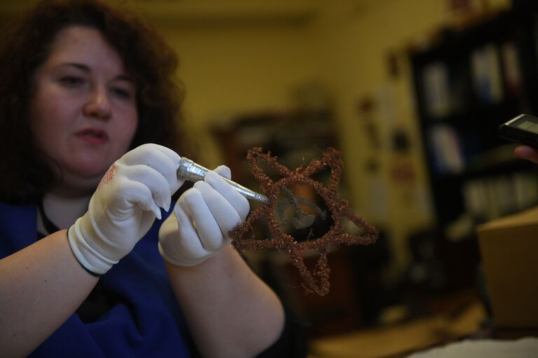 Старший научный сотрудник Музея Москвы Мария Калиш показывает пятиконечную звезду для елки Старший научный сотрудник Музея Москвы Мария Калиш показывает пятиконечную звезду для елки