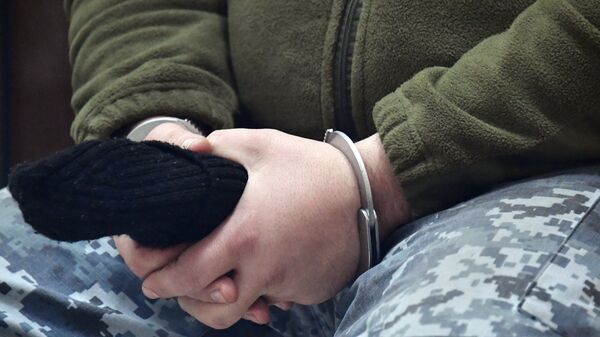 Наручники на руках одного из задержанных моряков в суде Симферополя