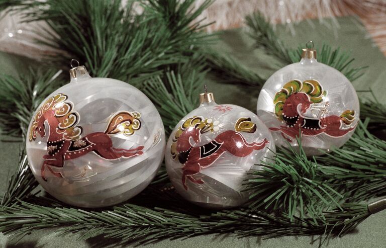 Набор шаров Огненные кони, изготовленный на московском заводе елочных украшений Набор шаров Огненные кони, изготовленный на московском заводе елочных украшений