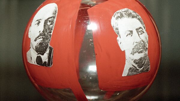 Единственный экземпляр новогоднего шара 1937 года с изображением Владимира Ленина и Иосифа Сталина на Выставке новогодней игрушки Мерцание истории в елочном шарике