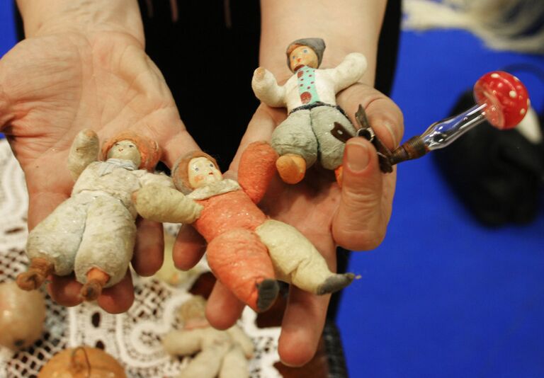 Ватные фигурки для украшения новогодней елки на выставке Рождественских игрушек, созданных мастерами прошлого столетия Ватные фигурки для украшения новогодней елки на выставке Рождественских игрушек, созданных мастерами прошлого столетия