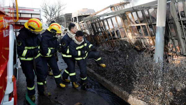 Пожарные на месте взрыва в китайском городе Чжанцзякоу провинции Хэбэй. 28 ноября 2018