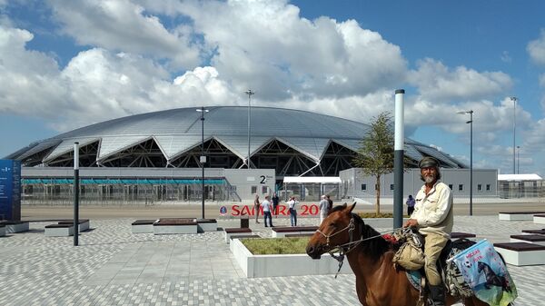 Конный путешественник Цзин Ли на фоне стадиона Самара Арена