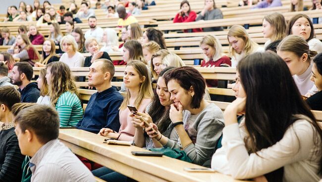 Волонтеров фестиваля молодежи и студентов наградили памятными медалями