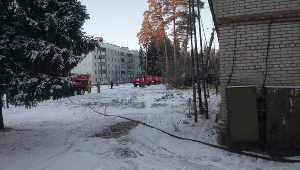 Сотрудники МЧС РФ во время ликвидации последствий взрыва бытового газа в населённом пункте Барсово Киржачского района. 28 ноября 2018