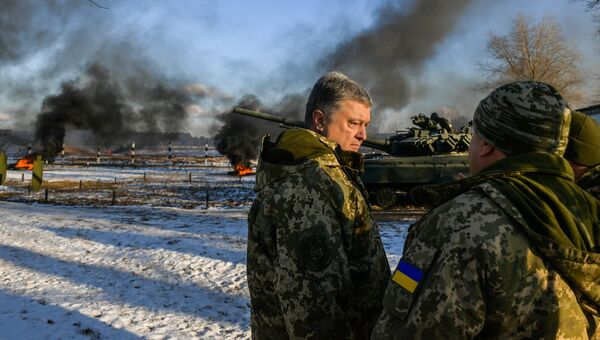 Президент Украины Петр Порошенко во время военных учений в Черниговской области