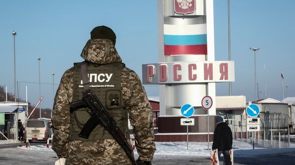 Украинский пограничник на контрольно-пропускном пункте Гоптовка на границе России и Украины. Архивное фото
