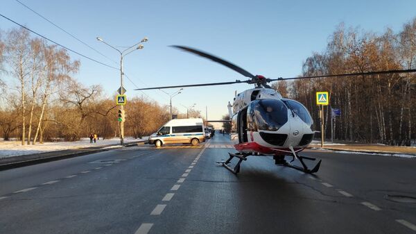 Вертолет МАЦ эвакуировал женщину с места ДТП на юго-востоке Москвы. 29 ноября 2018