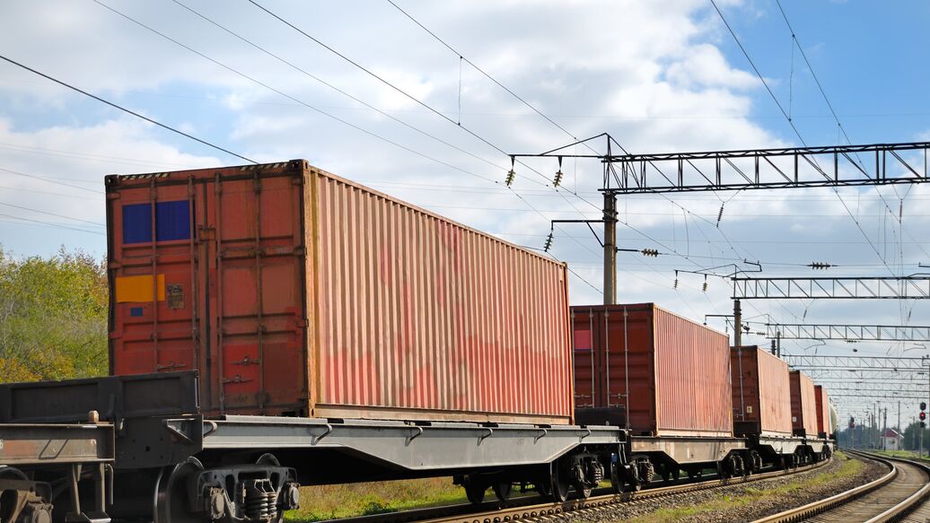 Первый поезд, проехавший через новые регионы России, прибыл в Крым