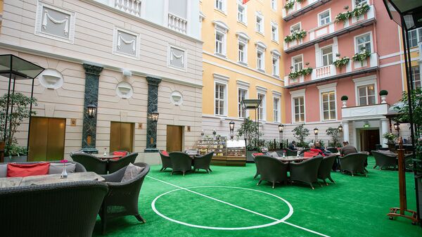 Внутренний двор Belmond Grand Hotel Europe, оформленный к ЧМ-2018, июль 2018 года, Санкт-Петербург