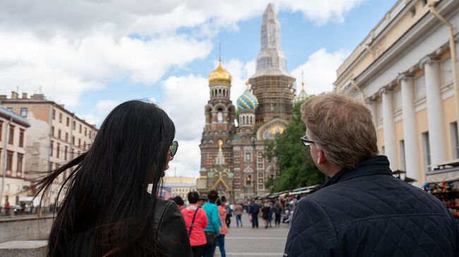 Туристы на улице Санкт-Петербурга