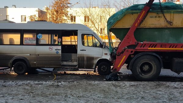 ДТП с участием автобуса Мерседес Спринтер и мусоровоза на улице 2-я Вольская в Москве. 29 ноября 2018