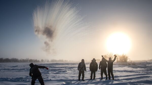 Жители деревни в Якутии, где температура воздуха опустилась до -50 градусов Цельсия