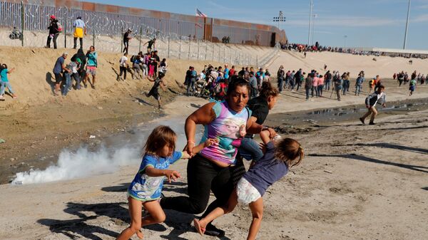 Мигранты возле границы между США и Мексикой. Архивное фото