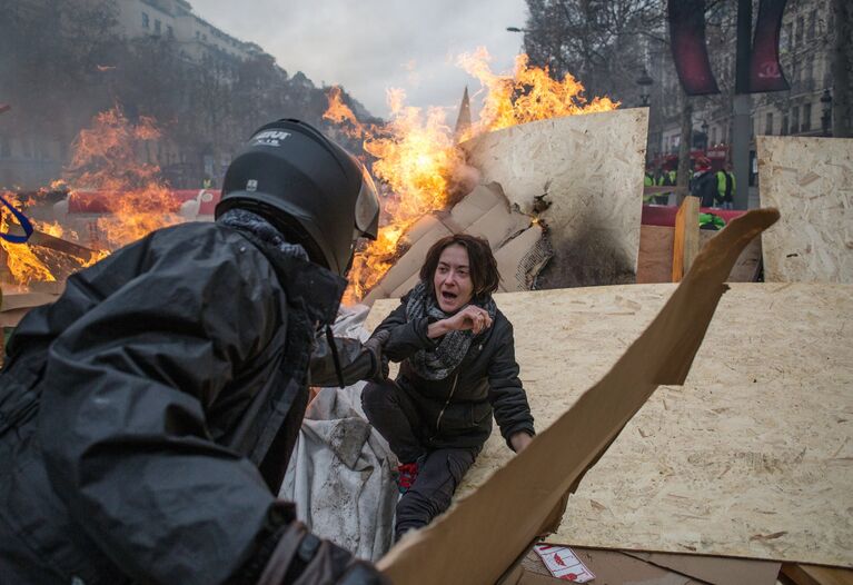 Акция протестов автомобилистов желтые жилеты в Париже 