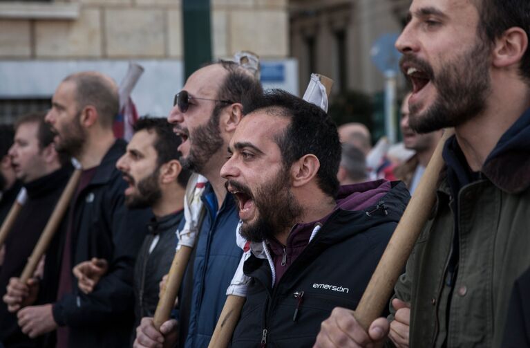 Участники митинга во время 24-часовой забастовки работников частного сектора на одной из улиц в Афинах