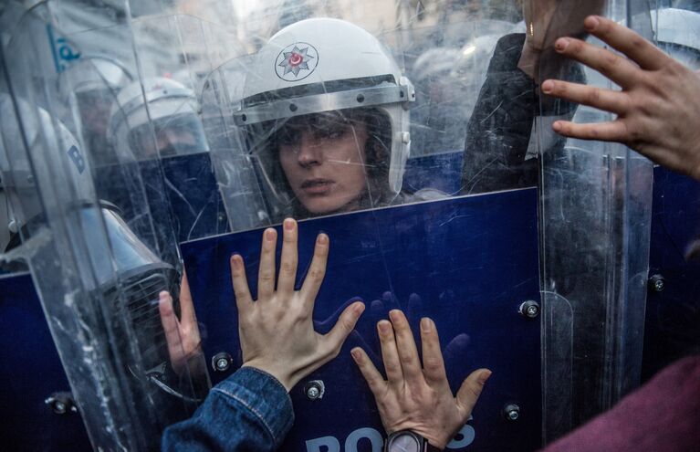 Женщина-полицейский во время акции протеста против женского насилия на площади Таксим в Стамбуле 