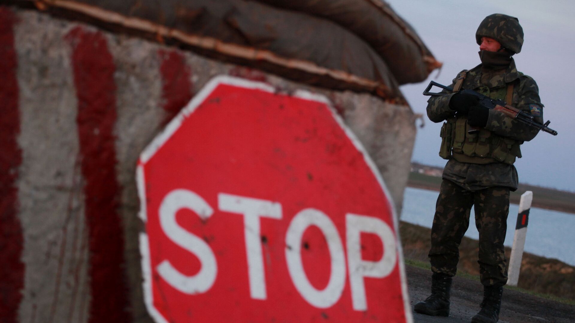 Украинский военный на контрольно-пропускном пункте - РИА Новости, 1920, 28.05.2023