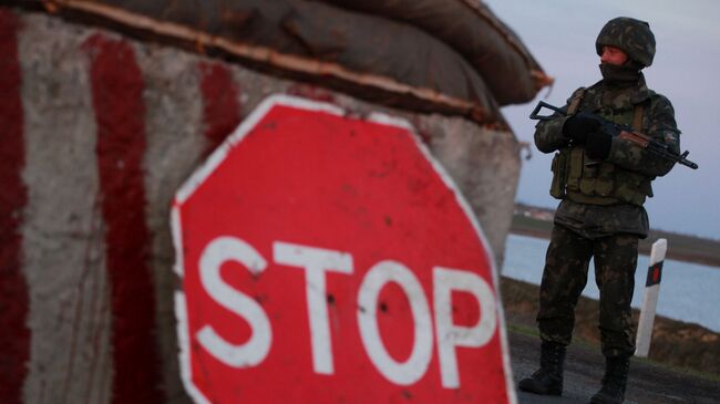 Украинский военный на контрольно-пропускном пункте в селе Чонгар Херсонской области Украины. Архивное фото