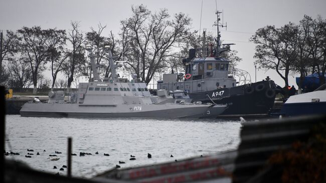 Малые бронированные артиллерийские катера Никополь, Бердянск и рейдовый буксир Яны Капу ВМС Украины, задержанные пограничной службой Российской Федерации за нарушение государственной границы России, в порту Керчи