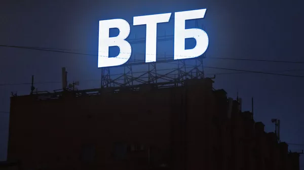 Вывеска группы ВТБ на крыше здания