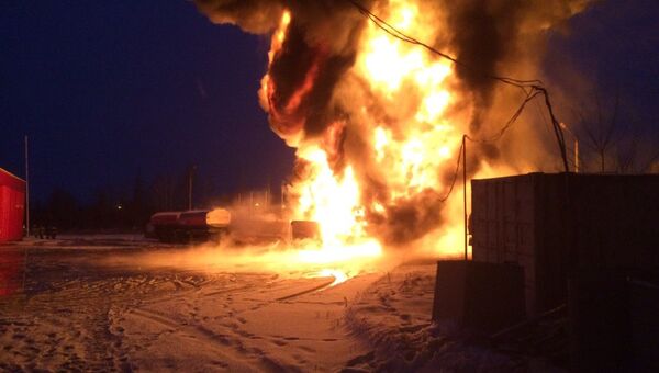 Бензовоз загорелся на территории автозаправочной станции в поселке Дружный Нижегородской области. 29 ноября 2018