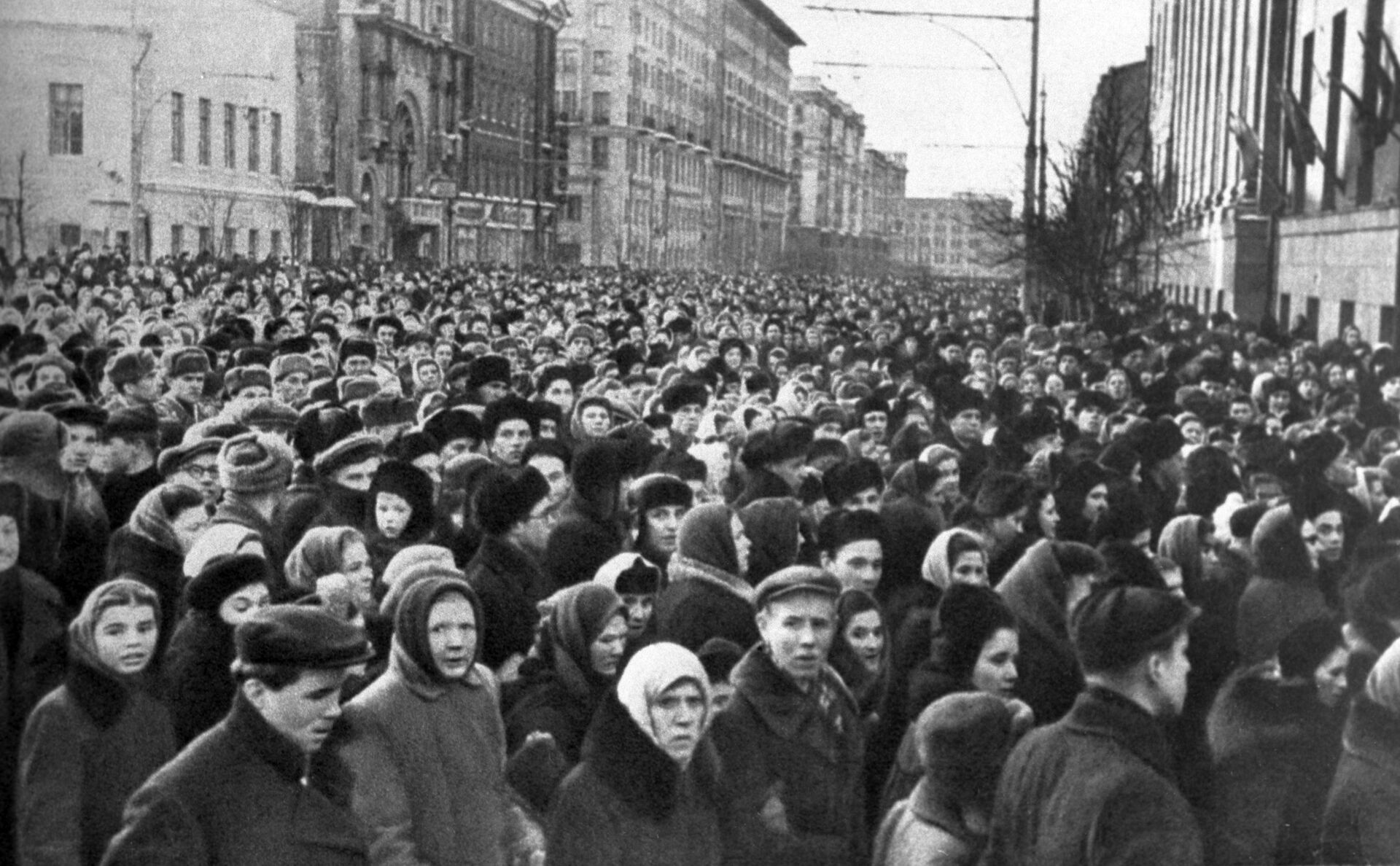 Люди в день похорон И.В. Сталина на улицах Москвы. 9 марта 1953 года - РИА Новости, 1920, 05.03.2021