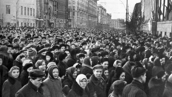 Люди в день похорон И.В. Сталина на улицах Москвы. 9 марта 1953 года