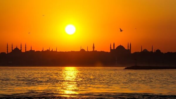Вид на Стамбул через пролив Босфор