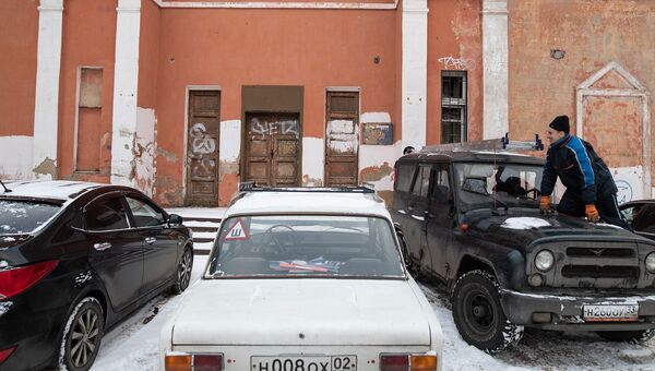 Автомобили перед зданием в городе Звенигород