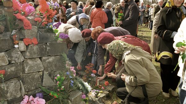 Возложение цветов в память о жертвах политических репрессий. Архив
