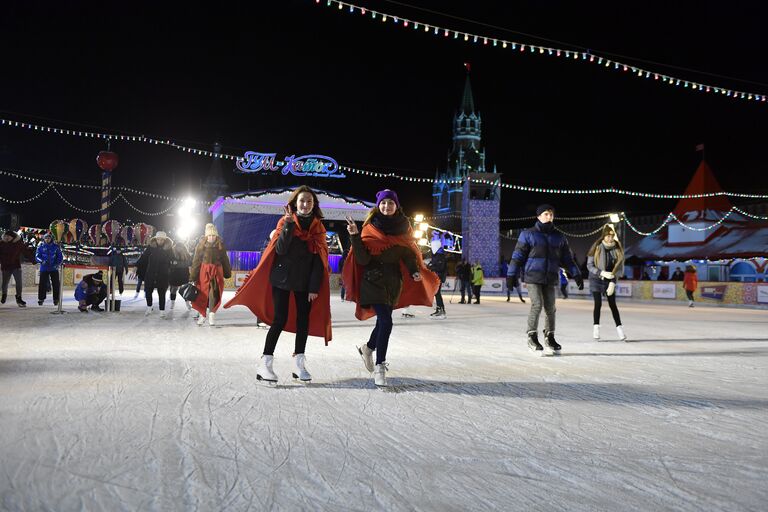 Гости на открытии ГУМ-катка на Красной площади в Москве