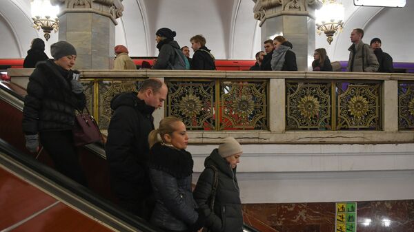 Пассажиры на эскалаторе на станции Комсомольская московского метро