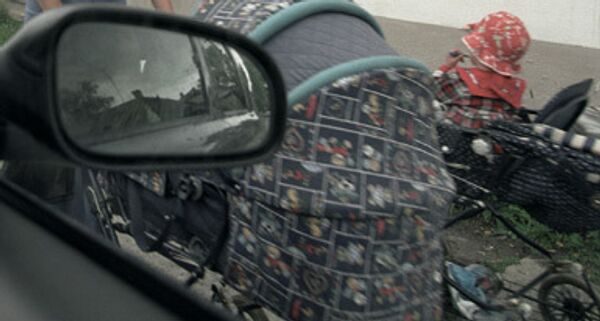 Новгородская милиция разыскивает шофера, сбившего коляску с младенцем