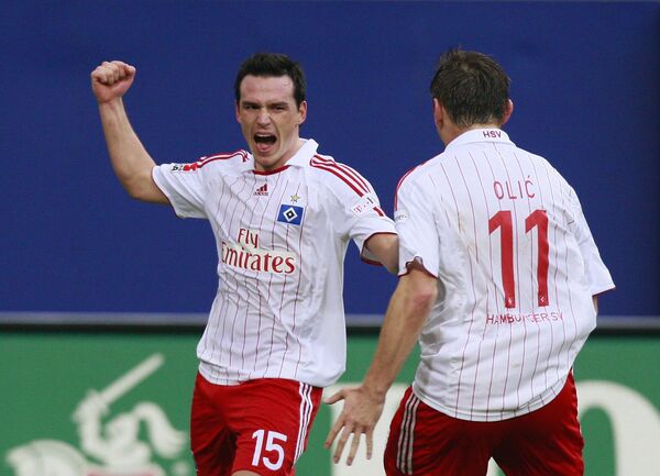 Игроки Гамбурга Петр Троховски (слева) и Ивица Олич празднуют гол в ворота Шальке в матче чемпионата Германии
