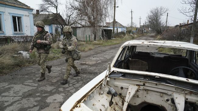 Украинские военные на линии разграничения в Донбассе