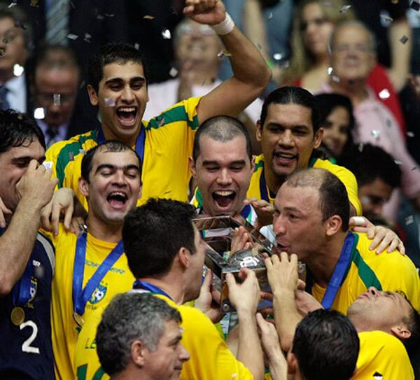 Игроки сборной Бразилии после завоевания титула чемпионов мира