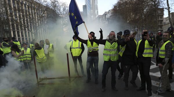 Участники акции протеста против роста цен на бензин желтые жилеты в Брюсселе, Бельгия