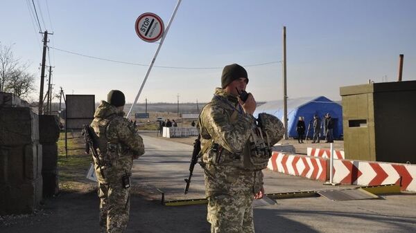 Украинские пограничники на контрольно-пропускном пункте. Архивное фото