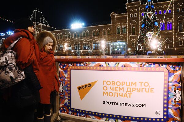 Баннер Sputnik на открытии ГУМ-катка на Красной площади в Москве